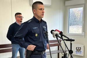 Na zdjęciu policjant podczas konferencji.