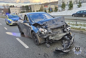 Na zdjęciu uszkodzony w wyniku wypadku samochód osobowy.