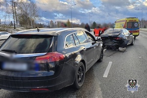 Na zdjęciu uszkodzony w wyniku wypadku samochód osobowy.