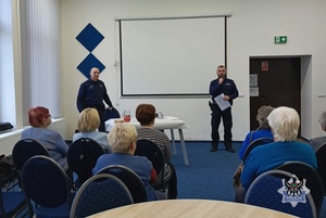 Na zdjęciu policjanci podczas pogadanki z seniorami.