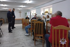Na zdjęciu policjanci podczas pogadanki z mieszkańcami.