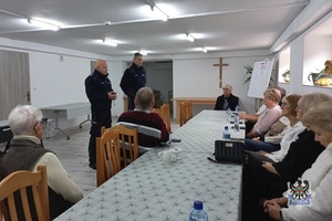 Na zdjęciu policjanci podczas pogadanki z mieszkańcami.