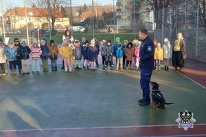 Na zdjęciu policjant podczas pokazu psa służbowego z udziałem dzieci.