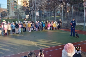 Na zdjęciu policjant podczas pokazu psa służbowego z udziałem dzieci.