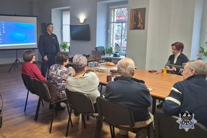 Na zdjęciu policjanci oraz uczestnicy pogadanki.