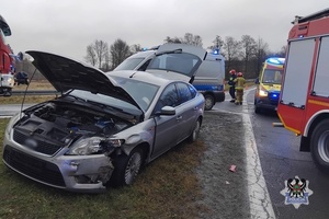 Na zdjęciu uszkodzony samochód oraz służby ratownicze.