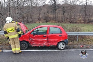 Na zdjęciu uszkodzony samochód oraz służby ratownicze.