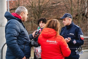 Na zdjęciu policjanci oraz uczestnicy akcji profilaktycznej.