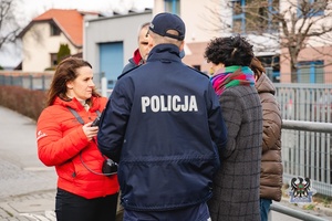 Na zdjęciu policjanci oraz uczestnicy akcji profilaktycznej.