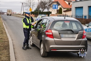 Na zdjęciu policjanci oraz uczestnicy akcji profilaktycznej.