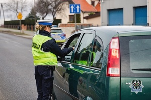 Na zdjęciu policjanci oraz uczestnicy akcji profilaktycznej.