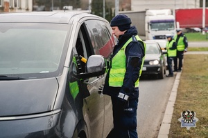 Na zdjęciu policjanci oraz uczestnicy akcji profilaktycznej.