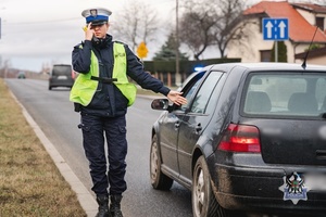 Na zdjęciu policjanci oraz uczestnicy akcji profilaktycznej.