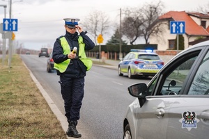 Na zdjęciu policjanci oraz uczestnicy akcji profilaktycznej.