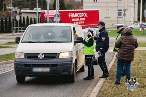 Na zdjęciu policjanci oraz uczestnicy akcji profilaktycznej.