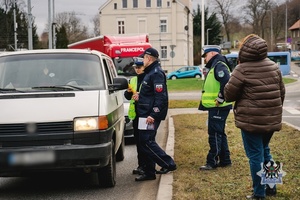 Na zdjęciu policjanci oraz uczestnicy akcji profilaktycznej.