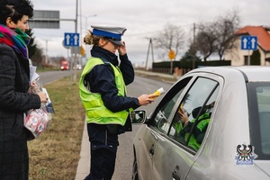 Na zdjęciu policjanci oraz uczestnicy akcji profilaktycznej.