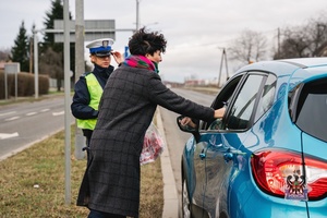 Na zdjęciu policjanci oraz uczestnicy akcji profilaktycznej.