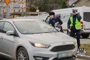 Na zdjęciu policjanci oraz uczestnicy akcji profilaktycznej.