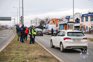 Na zdjęciu policjanci oraz uczestnicy akcji profilaktycznej.