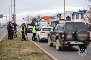 Na zdjęciu policjanci oraz uczestnicy akcji profilaktycznej.