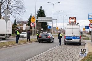 Na zdjęciu policjanci oraz uczestnicy akcji profilaktycznej.