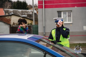 Na zdjęciu policjanci oraz uczestnicy akcji profilaktycznej.