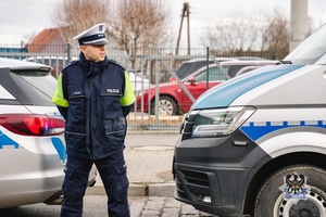 Na zdjęciu policjanci oraz uczestnicy akcji profilaktycznej.