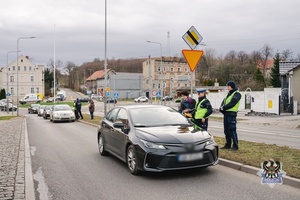 Na zdjęciu policjanci oraz uczestnicy akcji profilaktycznej.