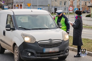 Na zdjęciu policjanci oraz uczestnicy akcji profilaktycznej.