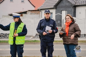 Na zdjęciu policjanci oraz uczestnicy akcji profilaktycznej.