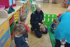 Na zdjęciu policjant podczas spotkania z dziećmi w żłobku.