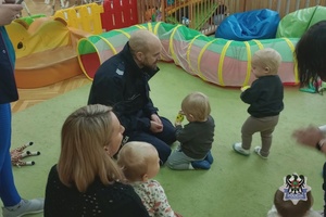 Na zdjęciu policjant podczas spotkania z dziećmi w żłobku.