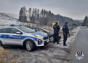 Na zdjęciu policjanci przy radiowozie.