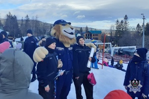 Na zdjęciu policjanci oraz uczestnicy inauguracji akcji Bezpieczeństwo na stoku.