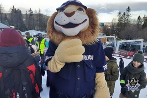 Na zdjęciu policjanci oraz uczestnicy inauguracji akcji Bezpieczeństwo na stoku.