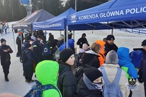 Na zdjęciu policjanci oraz uczestnicy inauguracji akcji Bezpieczeństwo na stoku.