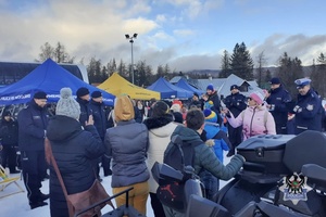 Na zdjęciu policjanci oraz uczestnicy inauguracji akcji Bezpieczeństwo na stoku.