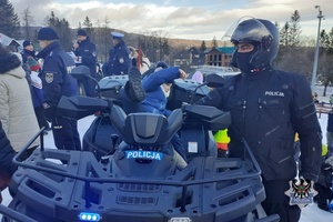 Na zdjęciu policjanci oraz uczestnicy inauguracji akcji Bezpieczeństwo na stoku.