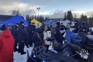 Na zdjęciu policjanci oraz uczestnicy inauguracji akcji Bezpieczeństwo na stoku.