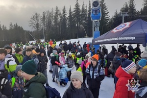 Na zdjęciu policjanci oraz uczestnicy inauguracji akcji Bezpieczeństwo na stoku.