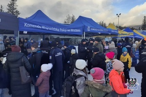 Na zdjęciu policjanci oraz uczestnicy inauguracji akcji Bezpieczeństwo na stoku.