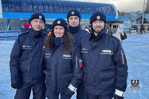 Na zdjęciu policjanci oraz uczestnicy spotkania na stoku.