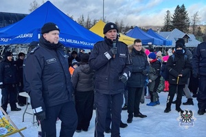 Na zdjęciu policjanci oraz uczestnicy spotkania na stoku.