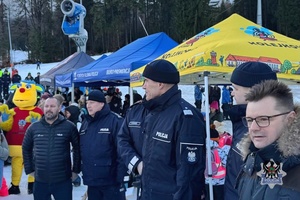 Na zdjęciu policjanci oraz uczestnicy spotkania na stoku.