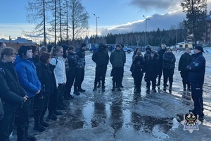 Na zdjęciu policjanci oraz uczestnicy spotkania na stoku.