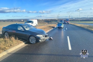 Na zdjęciu uszkodzony w wyniku kolizji drogowej samochód osobowy.