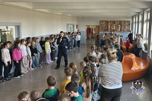 Na zdjęciu policjant podczas pogadanki z uczniami.