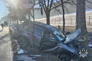 Na zdjęciu uszkodzony w wyniku wypadku samochód osobowy.