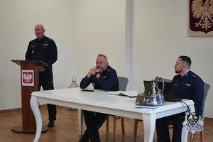 Na zdjęciu policjanci podczas odprawy służbowej.